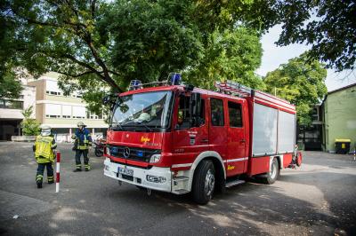 Waiblingen: Unbekannter Geruch loest Grosseinsatz an Schule aus - mehrere Schueler vom Rettungdienst versorgt